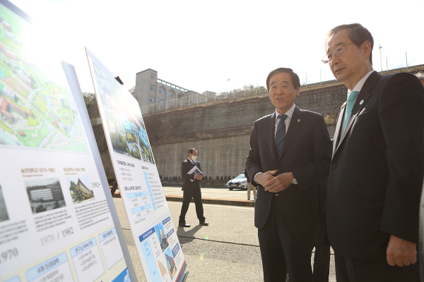 한덕수 국무총리 방문: 최근 한남대 창업보육센터를 방문한 한덕수 국무총리에게 이광섭 총장이 브리핑하고 있다.