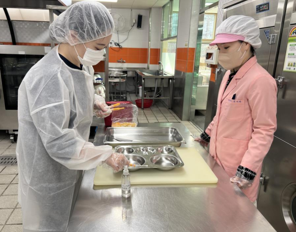 영양교사, 교육청 담당자가 급식기구 미생물 검사에 필요한 검사물을 채취하고 있다.