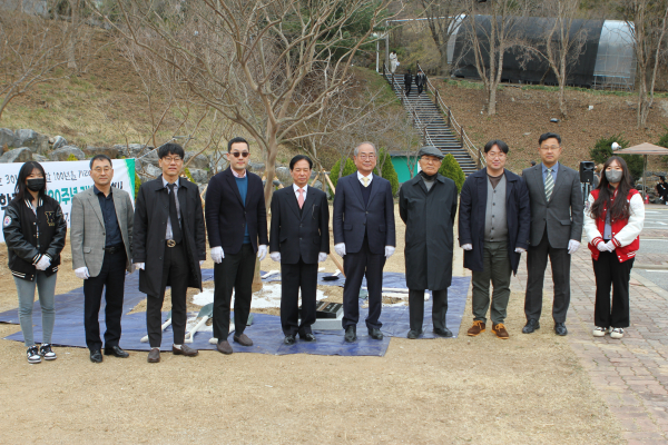 기념식수 후 단체사진