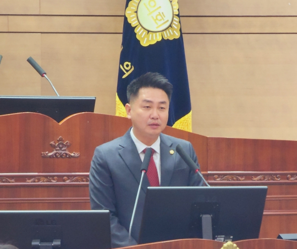 5분 발언을 하는 김철환 의원/박동혁 기자