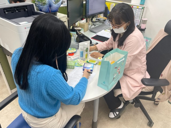 금연 희망자가 금연 클리닉에서 상담받는 모습