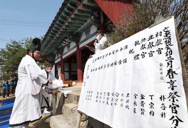 문충사 춘계 제향봉행 모습