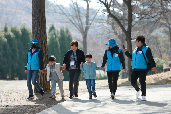 21일, 마중물 주부 봉사단이 삼선산 수목원에서 아이들과 함께 숲 체험 놀이 활동 모습