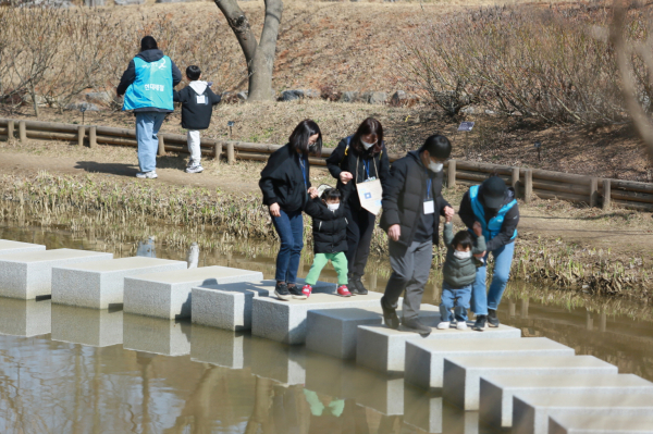 21일, 마중물 주부 봉사단이 삼선산 수목원에서 아이들과 함께 숲 체험 놀이 활동 모습