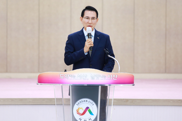 이완섭 서산시장이 22일 시청대회의실에서 3.1절기념 역전경주대회 서산시 선수단과 관계자들을 격려하는 모습