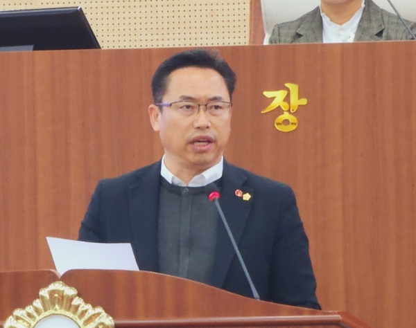 박경귀 시장을 질타하는 홍성표 의원/박동혁 기자