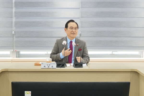 박상돈 시장이 지난 21일 시청 중회의실에서 3월 읍면동장 회의를 주재하고 있다.