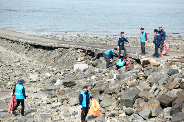 22일 세계 물의 날을 기념해 해양 환경 정화 활동 동참 모습