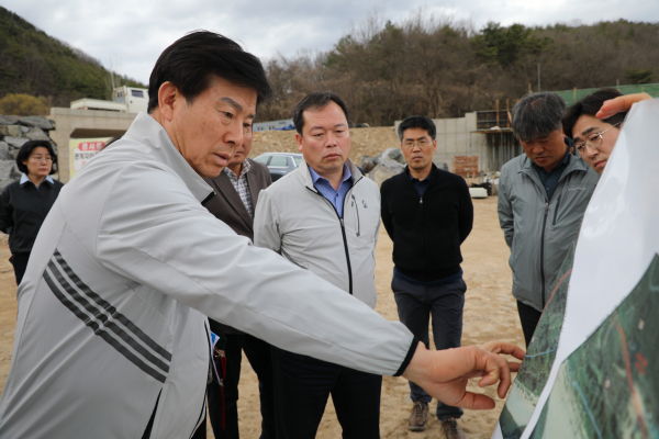 박범인 금산군수가 지난 22일 수통~방우간 연결도로 개설 공사 현장에서 효율적인 사업 추진 방안에 관해 논의하고 있다.