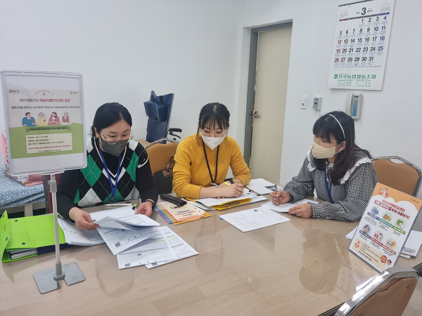 지난 23일 지곡면 활란 노인전문요양원에서 운영된 이동치매안심센터 모습