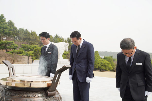 이완섭 서산시장이 24일 국립대전현충원을 찾아 참배하는 모습