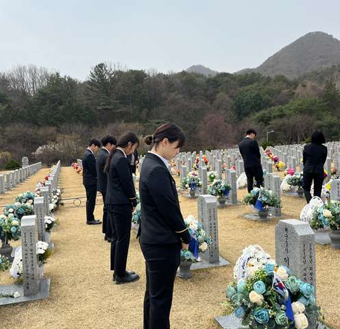 대덕대학교 국방해양군무원과 학생들이 기념행사 후 천안함 전사자 묘역에 참배하고 있다.