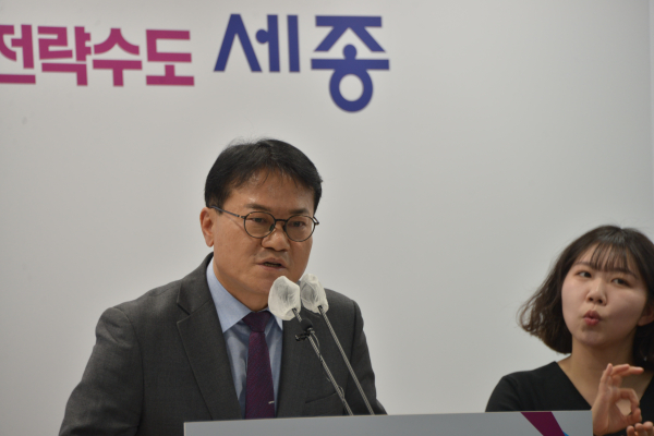 브리핑 하는 이두희 세종시 건설교통국장<br>