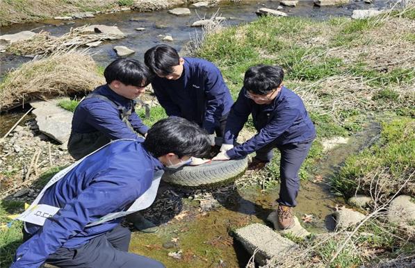 ‘세계 물의 날’기념 지역 하천 정화 활동 진행 모습