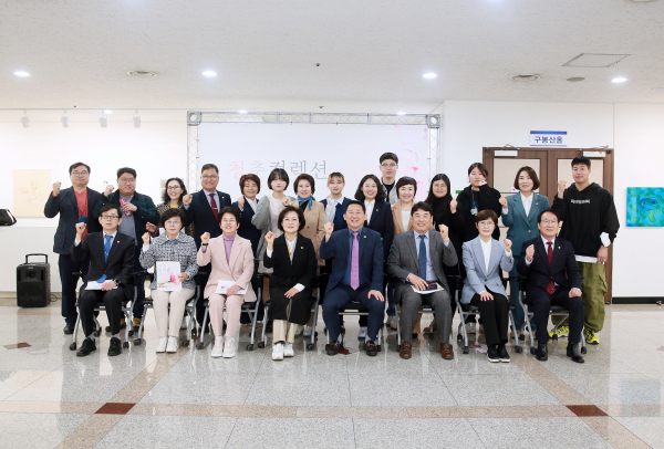 대전 서구청 2층 로비에서 열린 청춘컬렉션 개최 단체사진