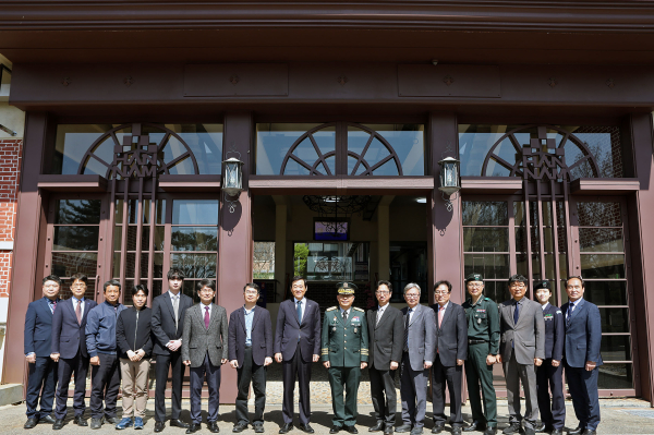 신희현 육군대장(제2작전사령관) 모교 한남대 방문 단체사진