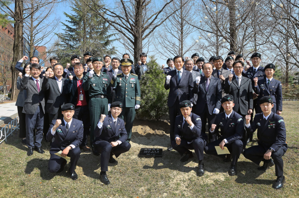 신희현 육군대장(제2작전사령관) 모교 한남대 방문 기념식수 모습