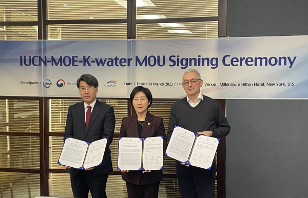 지난 24일 오후14:00(현지시각),  환경부-세계자연보전연맹(IUCN)-K-water(한-메콩센터)가 3자 간 협력강화 및 자연기반해법 적용 협력 프로젝트 추진을 위한 업무협약을 체결하고 있다(사진 가운데 한화진 환경부 장관, 왼쪽 박평록 한국수자원공사 기획부문이사, 오른쪽 브루노 오벌리(Bruno Oberle) 세계자연보전연맹(IUCN) 사무총장)
