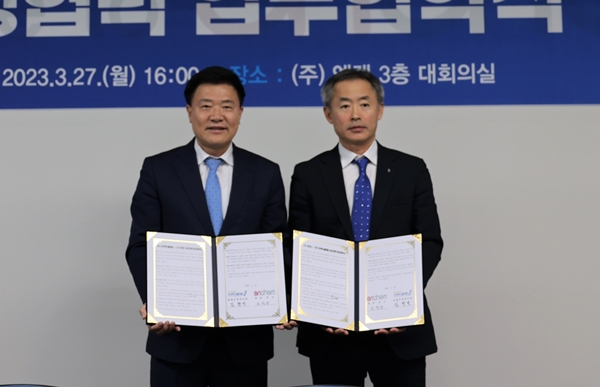 김학민 총괄운영센터장(우측)과 (주)엠켐 오정강 대표이사.