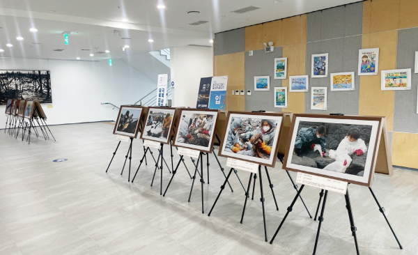 태안군 유류피해극복기념관에서 진행 중인 사진전 모습.