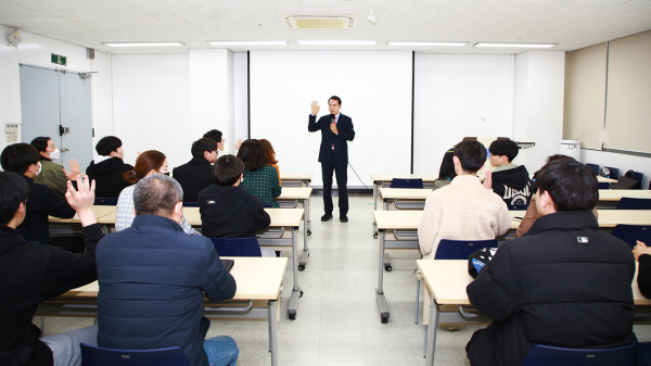 이완섭 서산시장이 28일 서울대 관악캠퍼스 농협두레문예관에서 학생들과 소통하는 모습