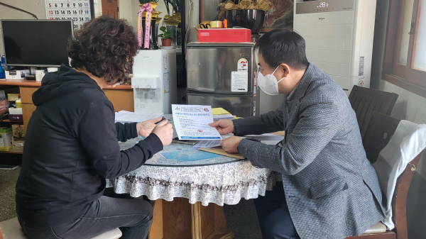 친절 안내문 전달 장면