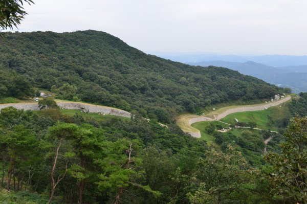 임존성 남벽 구간 전경