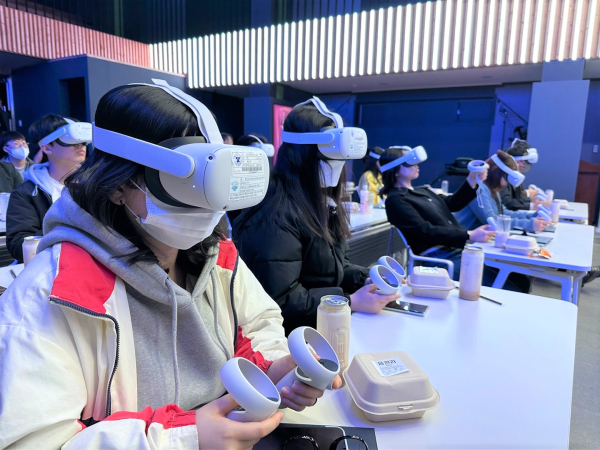 배재대 스마트ICT융합학과 재직자 과정 학생들이 28일 대학 내 X-스페이스에서 VR고글을 착용하고 가상현실을 체험하고 있다.
