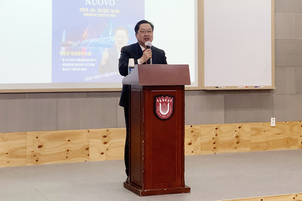 지난 28일 목원대 문화콘텐츠대학 B116호에서 열린 문화예술 최고경영자(CEO)과정 첫 강의에서 이장우 대전시장이 문화예술이 도시에 미치는 영향에 대해 설명하고 있다