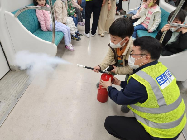 29일, 대전교통공사 안전체험열차 행사에 참여한 어린이들이 도시철도 열차 안에서  소화기 사용 체험을 하고 있다