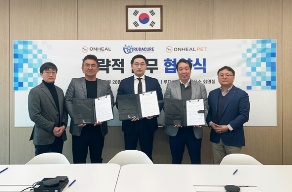 온힐-온힐펫-루다큐어 업무협약식 사진(왼쪽부터 고현규 류태성 온힐펫 대표, 김용호 류다큐어 대표, 김도형 유정우 온힐 대표) 사진