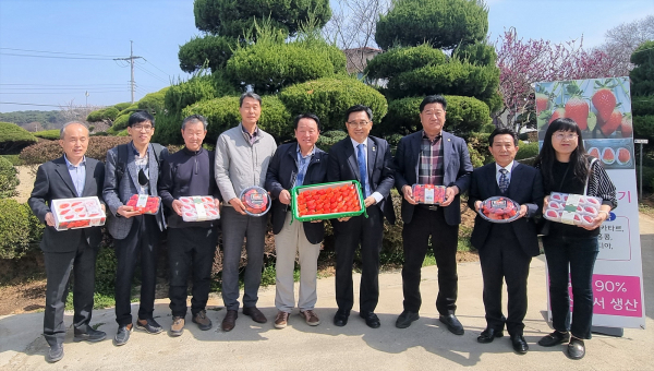 한국농수산식품유통공사 김춘진 사장(우측4번째), 박형규 농업회사법인 논산킹스베리연합회 대표(우측5번째)