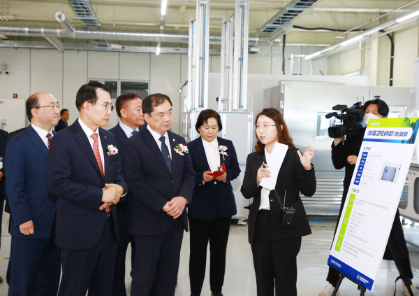 31일 서산시 대산읍 일원에서 열린 첨단 화학산업 지원센터 준공식에서 참석자들이 시설내부를 살펴보고 있다.