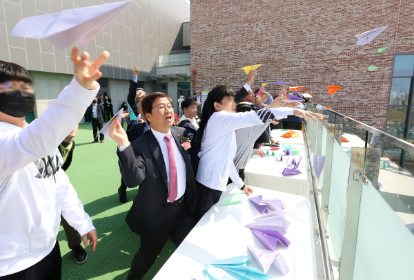 31일, 최교진 교육감을 비롯한 교육청 관계자, 장애인단체, 학부모, 학생, 교직원 등이 참석한 가운데 세종이음학교 개교식이 열리고 있다.