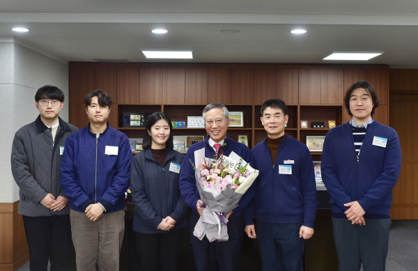 천영광 차장(오른쪽에서 두 번째)이 CEO 취임 2주년 기념 ‘Small Success Heros’간담회에 참석해 반장식 조폐공사 사장과 함께 포즈를 취하고 있다