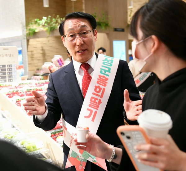 31일 여의도 현대백화점에서 열린 홍의딸기 판촉행사에서 이용록 홍성군수가 직접 홍보 모습