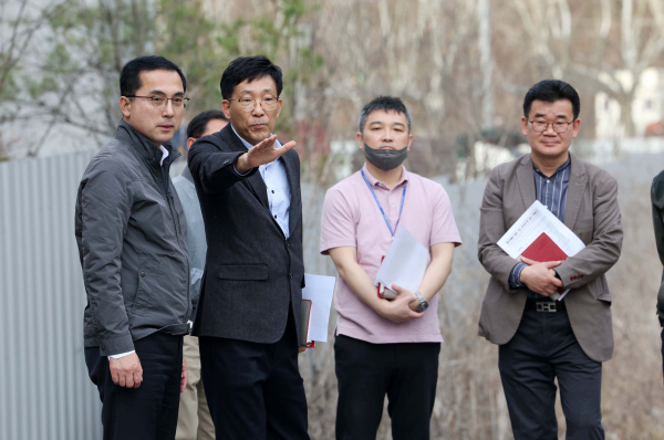 박희조 동구청장이 지난 30일 상소동 민원현장에서 주민들과 대화하고 있다.