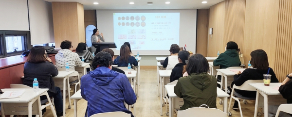 대전 시민과 외국인주민을 대상으로 2023년 글로벌 문화교육을 진행한다. 15명의 참가자가 태국 문화교육을 받고 있다.