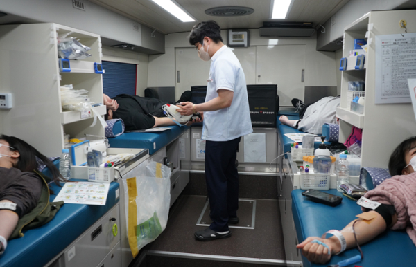 생명을 나누는 헌혈 캠페인 동참 모습