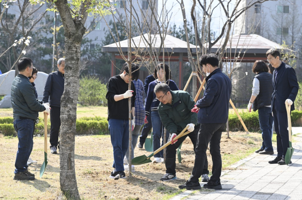 지난 31일 선화동 양지근린공원에서 진행한 제78회 식목일 나무심기 행사