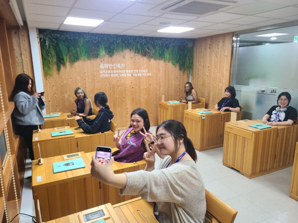 경북 영주시 국립산림치유원 건강증진센터에서 경북전문대 외국인 유학생과 관계자들이 음파반신욕기(치유장비)를 체험하고 있다.