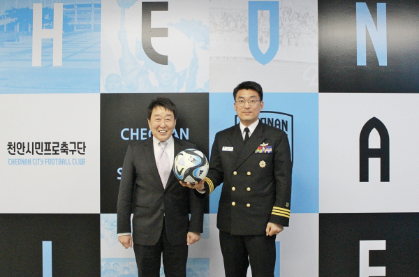 천안시티FC 안병모 단장(왼쪽)과 천안함 함장 한규철 중령