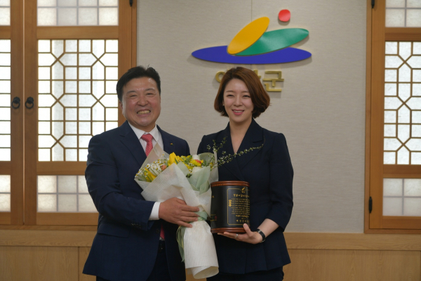 배현진 국회의원 감사패 수여 모습