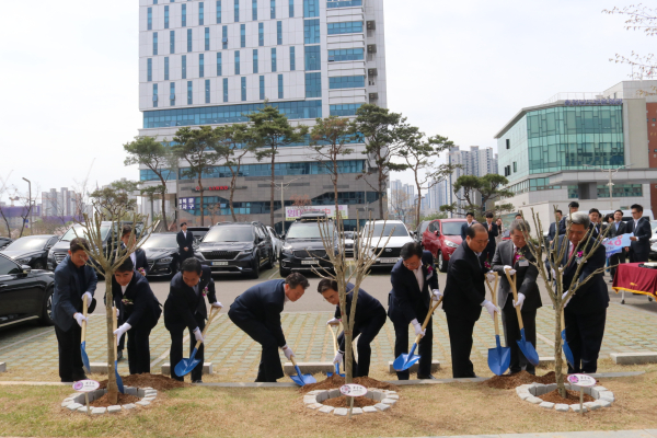 농협 충남세종본부는 충청남도와 함께하는 ‘나라사랑 무궁화 식재 행사’ 모습