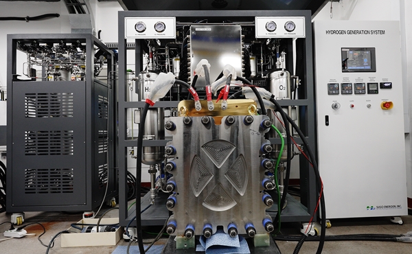 에너지연 연구진이 개발한 30kW급 알칼라인 수전해 스택 및 운전 장치 모습