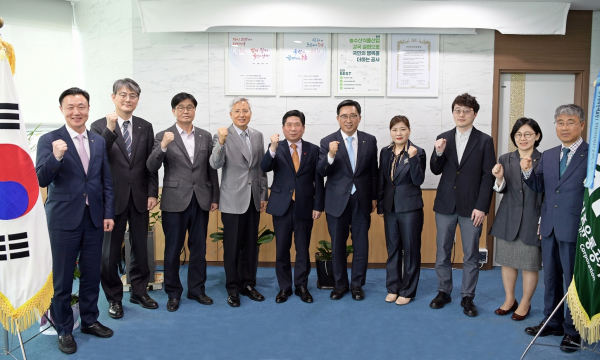 간담회 사진 * 한국농수산식품유통공사 김춘진 사장(우측5번째), 김창규 제천시장(좌측5번째)