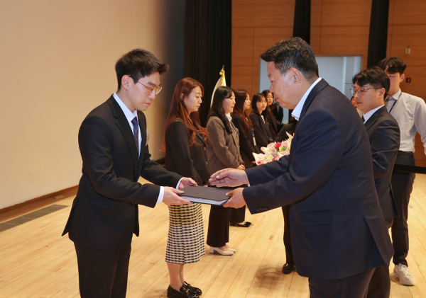 '제51회 보건의 날 기념식'에서 유공자 표창 모습