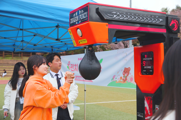 지난 4일 대학 대운동장에서 입춘제 진행 모습