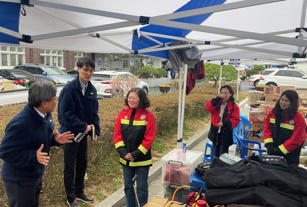 남태헌(좌측 첫 번째) 한국산림복지진흥원장이 지난 4일 대전 서구 산직동에 위치한 산불 진화 현장에서 진화 대응 인력 관계자들과 이야기를 나누고 있다.