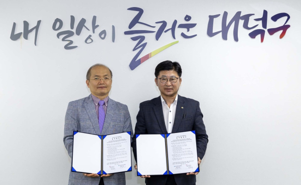 (사진 왼쪽부터) 이용만 근로복지공단 대전병원장과 최충규 대덕구청장이 ‘지역 사회공헌·자원봉사 활동 활성화를 위한 업무협약’을 체결